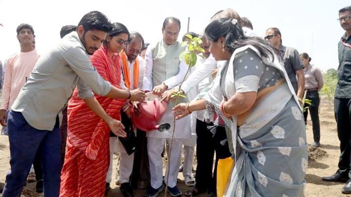 मुख्यमंत्री श्री चौहान ने कदम्ब, सारिका इंडिका और करंज के पौधे लगाए